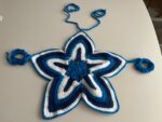 Stella – Top Étoile Fleur au Crochet Bleu – Fait main