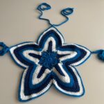 Stella – Top Étoile Fleur au Crochet Bleu