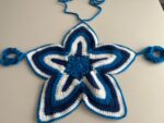Stella – Top Étoile Fleur au Crochet Bleu – Fait main – Image 4