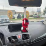 Décoration rétroviseur au crochet rouge et bleue faite main