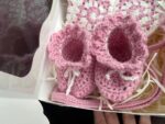 Ensemble bebe crochet – Chaussons et bonnet en laine – Image 4