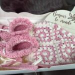 ensemble bebe crochet composé de chaussons et d’un bonnet en laine faits main
