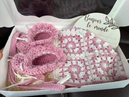 ensemble bebe crochet composé de chaussons et d’un bonnet en laine faits main