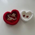 Vide-poches cœur au crochet fait main rouge et blanc