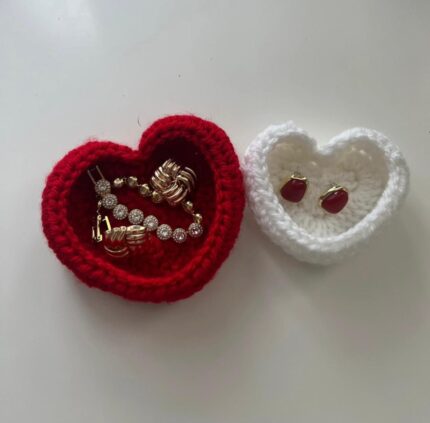 Vide-poches cœur au crochet fait main rouge et blanc