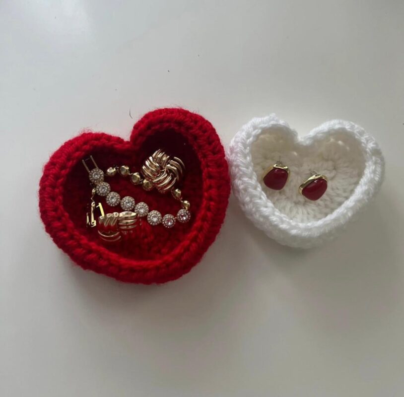 Vide-poches cœur au crochet fait main rouge et blanc