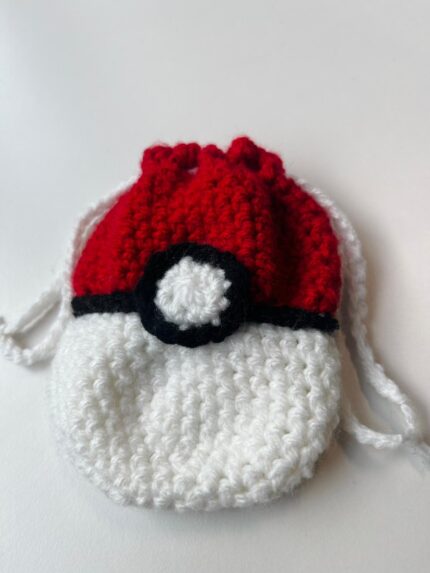 Texte alternatif : pochette Pokeball crochet faite main avec motif inspiré de la Pokeball