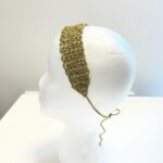 Bandana au crochet dore Soléa présenté sur une tête de mannequin blanche