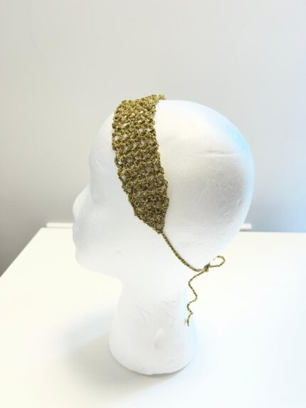 Bandana au crochet dore Soléa présenté sur une tête de mannequin blanche