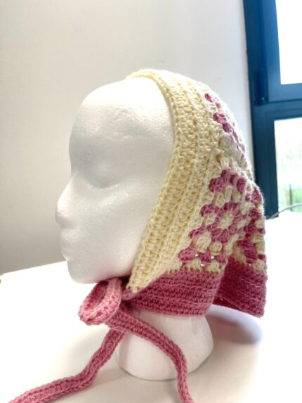 bonnet a nouer crochet Rosalie écru et rose présenté sur un mannequin blanc