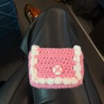 Porte cartes rose crochet fait main avec rabat rose, bordures blanches en relief et bouton rond central
