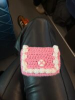Porte cartes rose crochet fait main avec rabat rose, bordures blanches en relief et bouton rond central