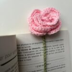 Marque-page crochet fleur rose Rosalie fait main avec extrémité grise