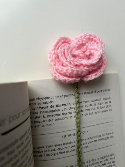 Marque-page crochet fleur rose Rosalie fait main avec extrémité grise