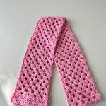 Echarpe rose au crochet faite main avec motif ajouré et extrémités soigneusement travaillées