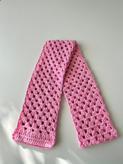 Echarpe rose au crochet faite main avec motif ajouré et extrémités soigneusement travaillées