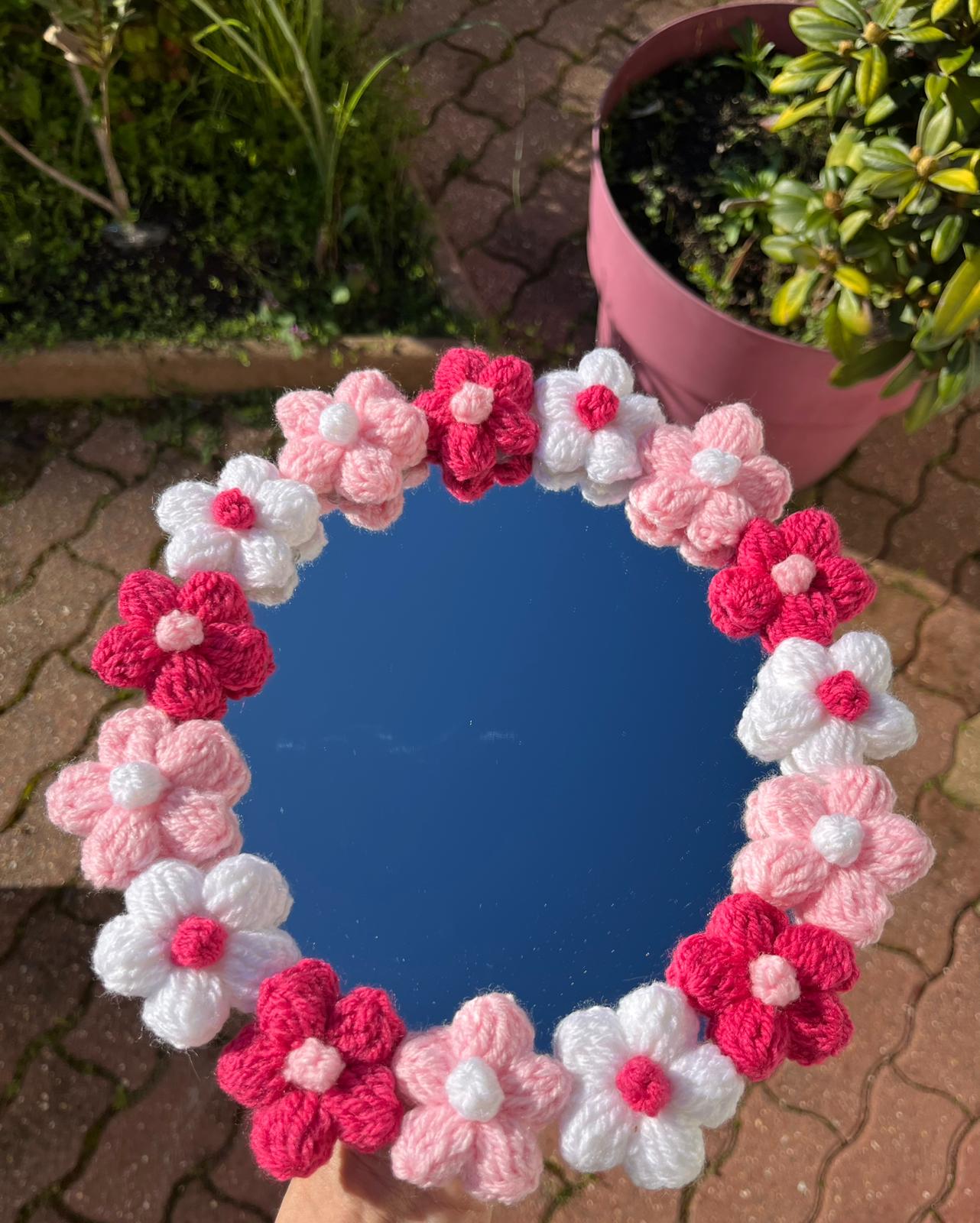 Miroir fleuri au crochet Rosalie – Jardin Rosalie Miroir fleuri au crochet rond entouré de fleurs blanches, rose pâle et fuchsia