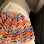 bonnet ete crochet ajouré fait main orange violet gris et rose