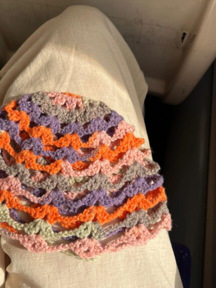 bonnet ete crochet ajouré fait main orange violet gris et rose