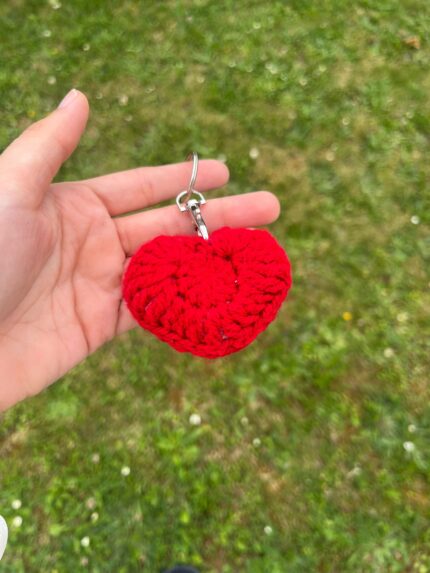 Porte-clés cœur rouge au crochet entièrement fait main avec attache pour clés
