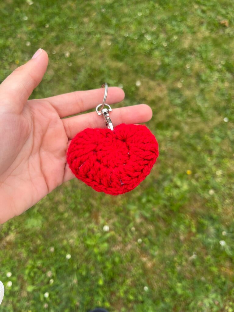 Porte-clés cœur rouge au crochet entièrement fait main avec attache pour clés