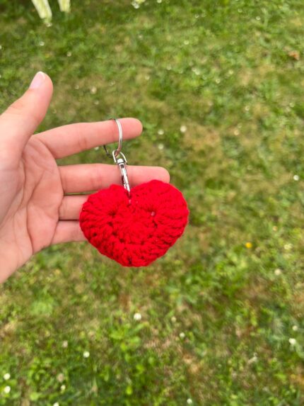 Porte-clés cœur rouge au crochet entièrement fait main avec attache pour clés