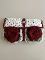 Protège-livre de poche au crochet blanc avec deux roses bordeaux en relief et fermeture à bouton