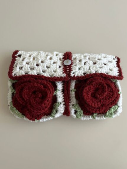 Protège-livre de poche au crochet blanc avec deux roses bordeaux en relief et fermeture à bouton