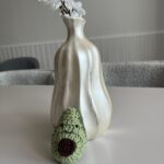Avocat au crochet amigurumi fait main avec noyau marron et visage souriant
