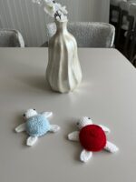 Océane – Tortue au Crochet Rouge et Bleue – Fait Main – Image 2