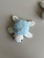 Océane – Tortue au Crochet Rouge et Bleue – Fait Main – Image 3