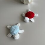 Tortue au crochet faite main rouge et bleue de la Collection Océane