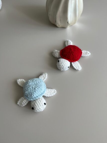 Tortue au crochet faite main rouge et bleue de la Collection Océane