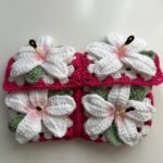 Pochette fleurie au crochet faite main avec fleurs blanches en relief