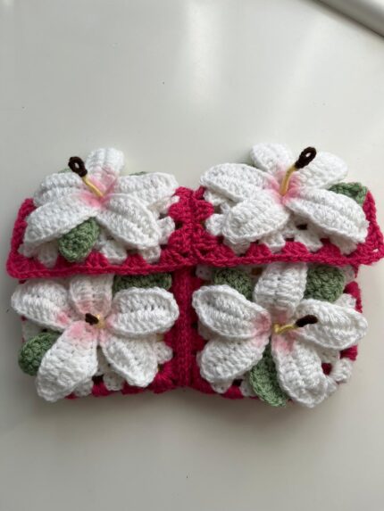 Pochette fleurie au crochet faite main avec fleurs blanches en relief