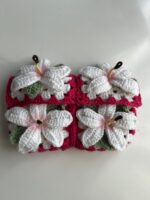Pochette fleurie au crochet faite main avec fleurs blanches en relief